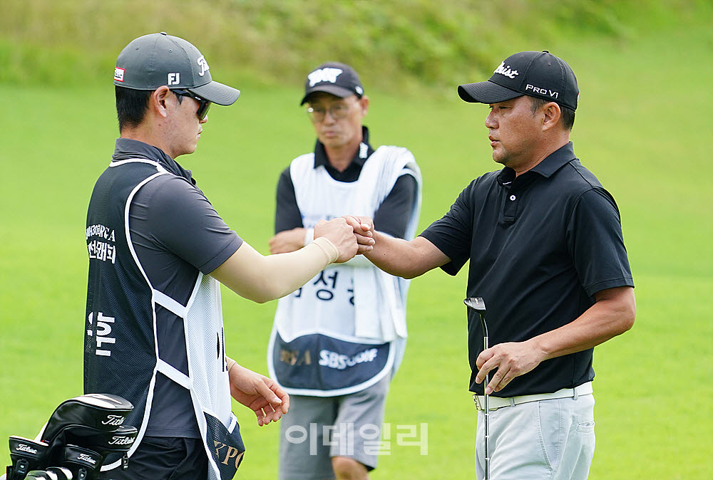 [포토] 이용훈, 나이스 버디