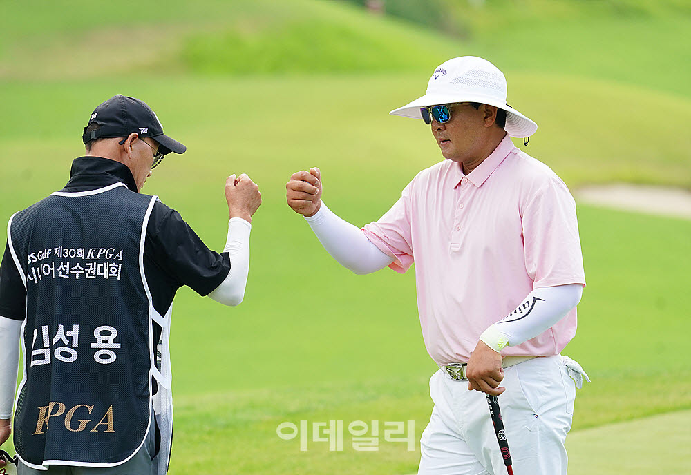 [포토] 김성용, 첫 홀 버디로 기세가 좋다