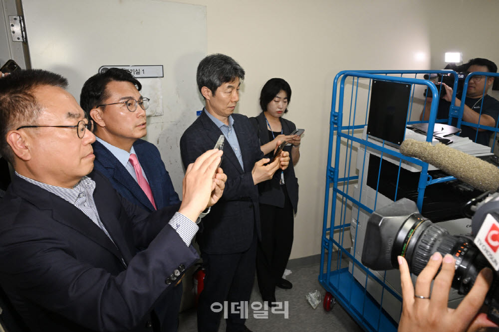 [포토]올림픽공원 개표소 확인하는 국조특위 위원들