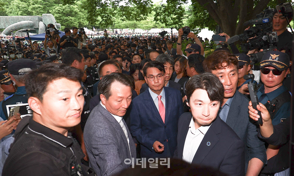 [포토]'올림픽공원 내 개표소 진입하는 국조특위'