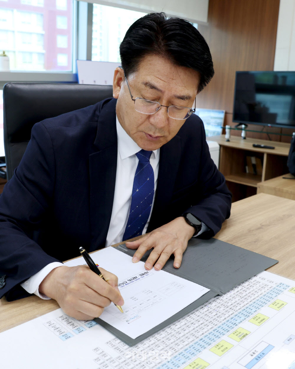 [포토] 유보화 성동구청장, 1호 결재 ‘재개발·재건축 신속관리추진단’