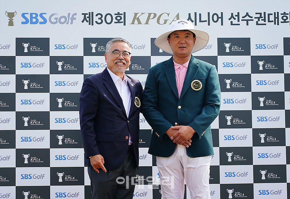 [포토] 김성용, KPGA 김원섭 회장으로부터 우승자켓