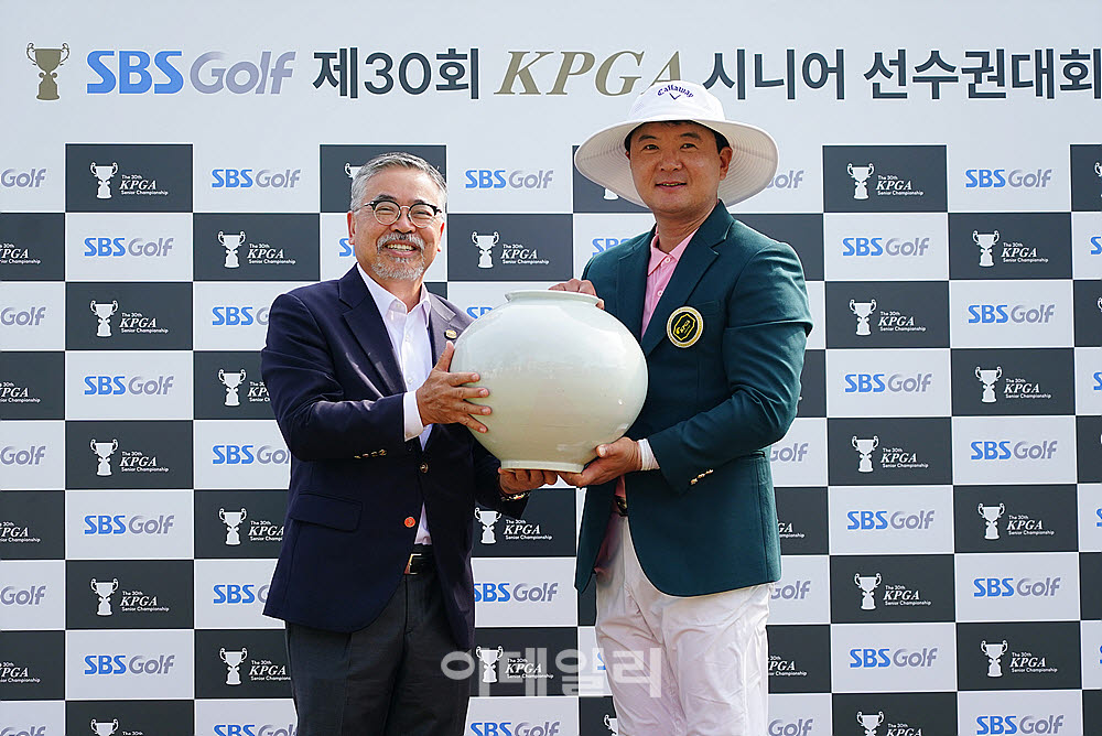 [포토] 김성용, KPGA 김원섭 회장으로부터 행운의 달항아리
