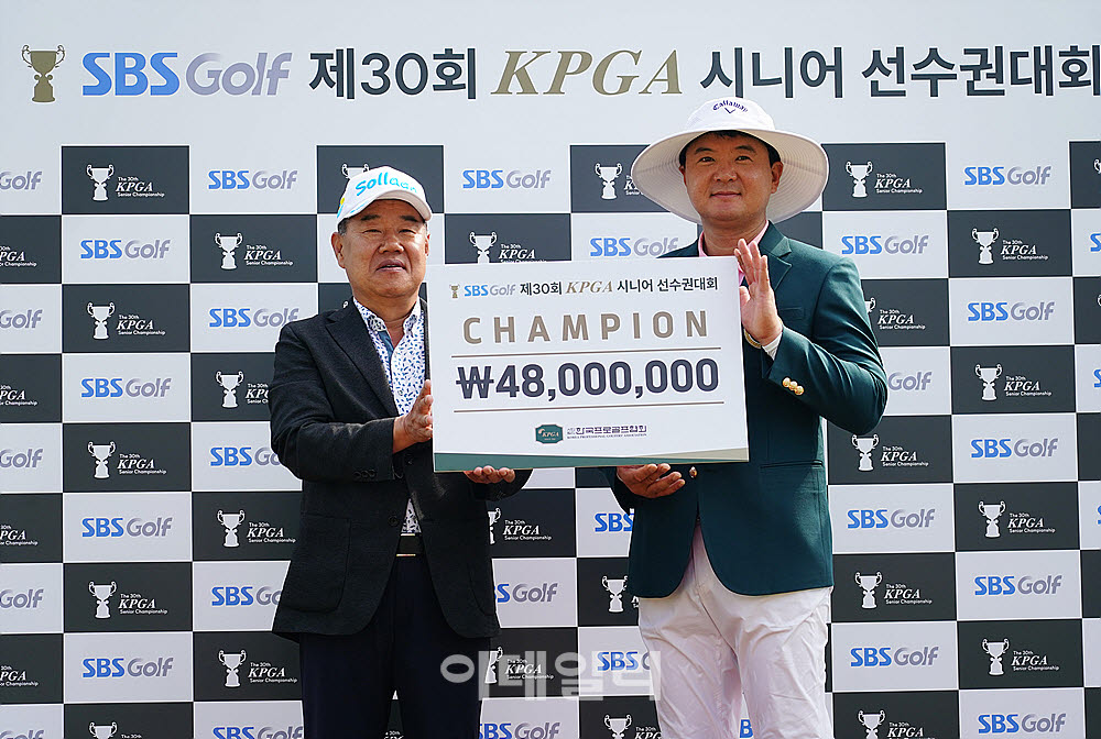 [포토] 김성용, 솔라고CC 양필환 대표이사로부터 우승 수표
