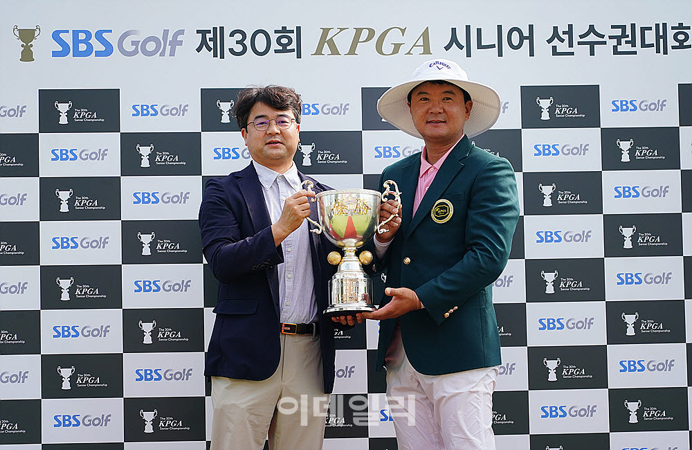[포토] 김성용, SBS골프 임정민 부국장으로부터 우승 트로피