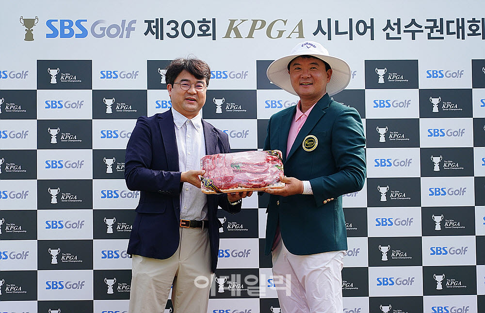 [포토] 김성용, SBS골프 임정민 부국장으로부터 우승 부상