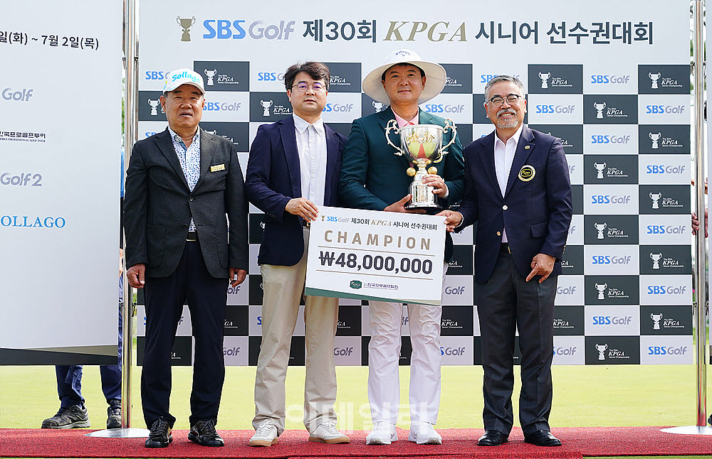 [포토] 우승 상금 받고 기뻐하는 김성용
