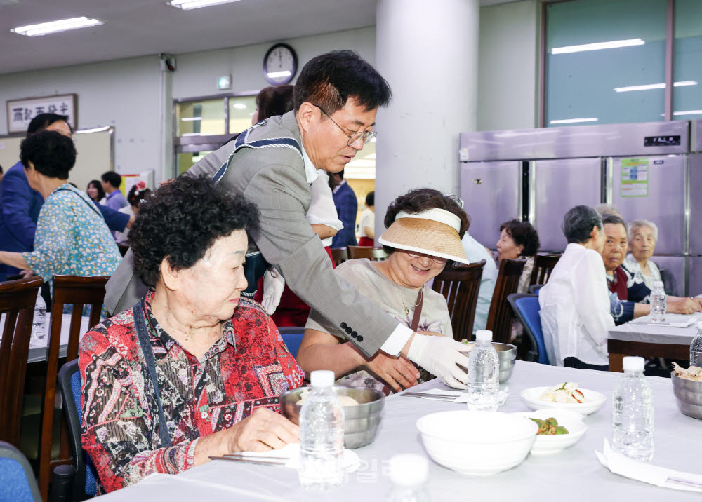 [포토] 어르신 삼계탕 배식봉사하는 조유진 영등포구청장