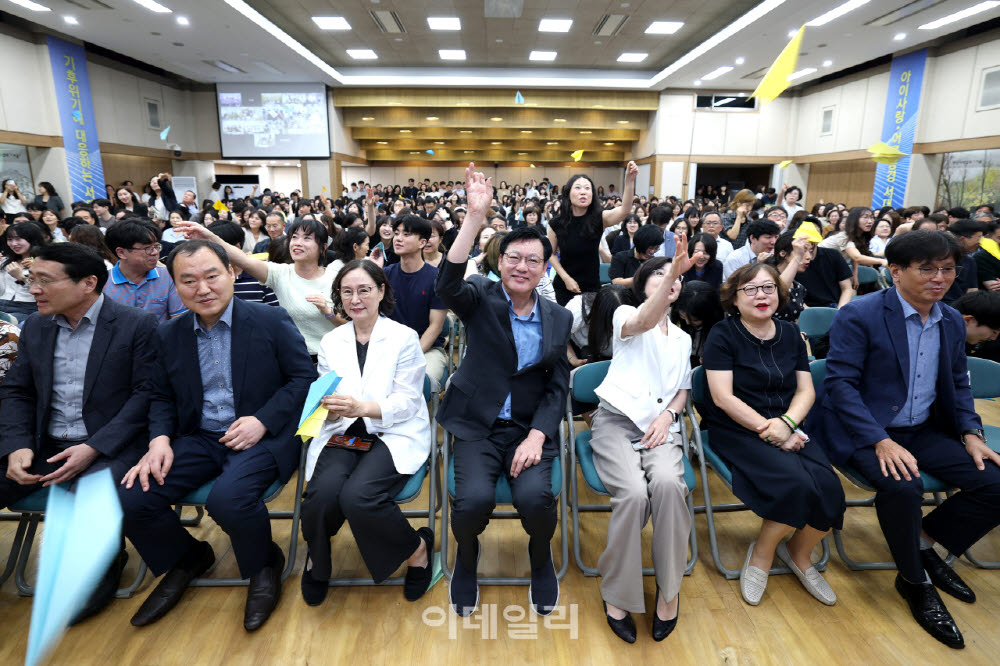 [포토] 희망의 종이비행기 날리는 서대문구 정례조례