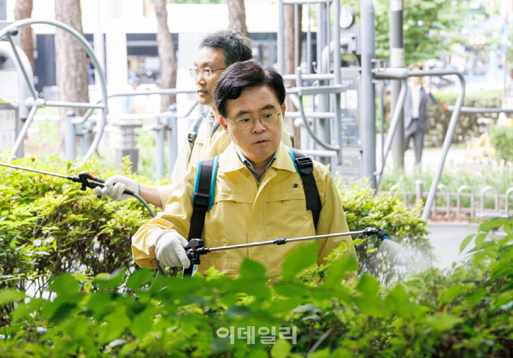 [포토] 등짐분무기 멘 진교훈 강서구청장