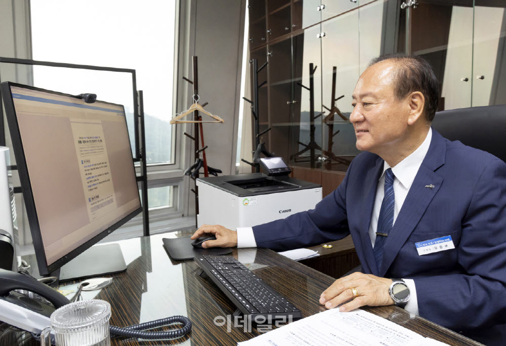 [포토] 유동균 마포구청장, '재개발·재건축 TF 구성' 1호 결재