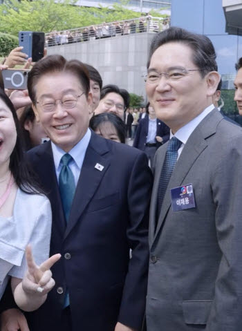 "회장님한테 인사해야 월급 올라"...李대통령,  '니가 좋아' 영상 공유