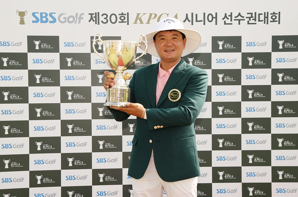 챔피언스 새내기 김성용,  KPGA 시니어 선수권 제패..이경열은 그랜드 시니어 정상