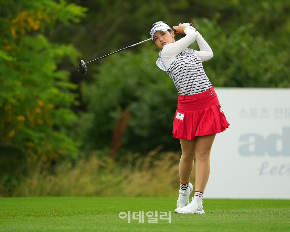 [포토]박현경,페어웨이 중앙을 향하여