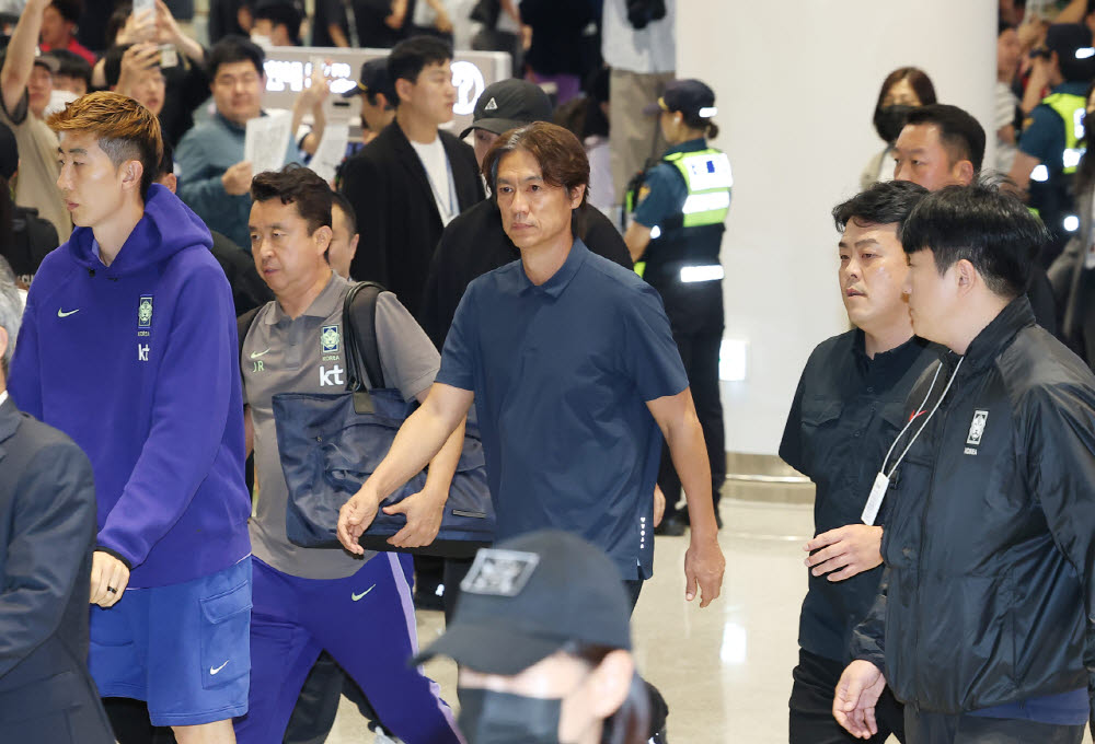 홍명보, 귀국 이틀만 돌연 미국행…"할 이야기 있다, 언젠가는…"