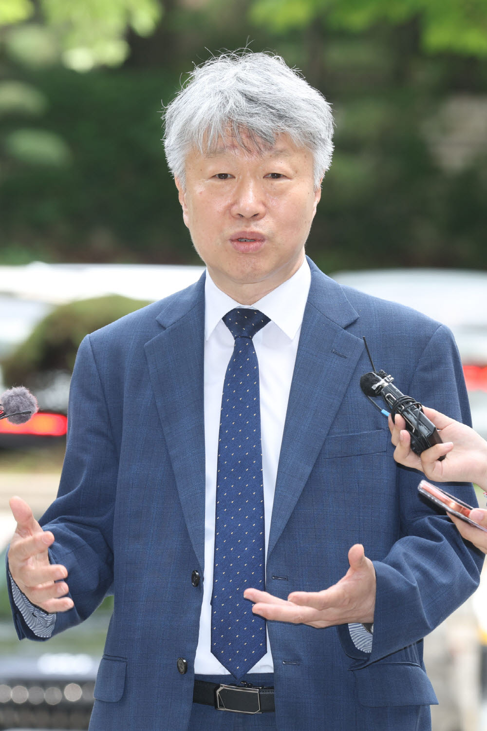 [포토]취재진 질문에 답하는 권영빈 특검보