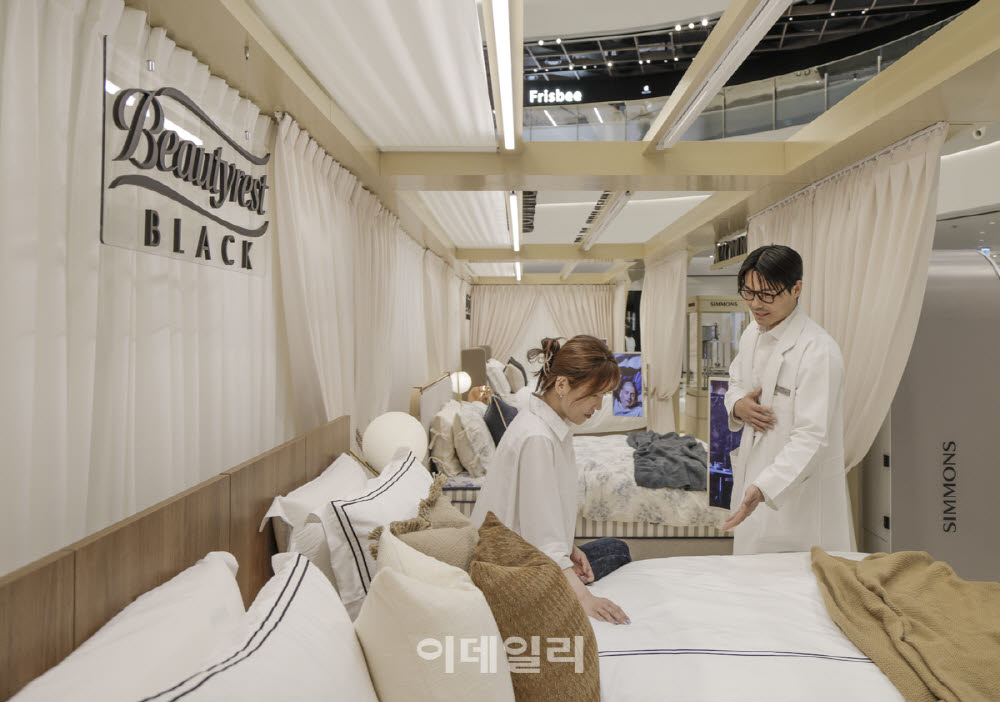 [포토]시몬스, 신세계百 대구점에 ‘뷰티레스트 블랙 팝업스토어’ 오픈