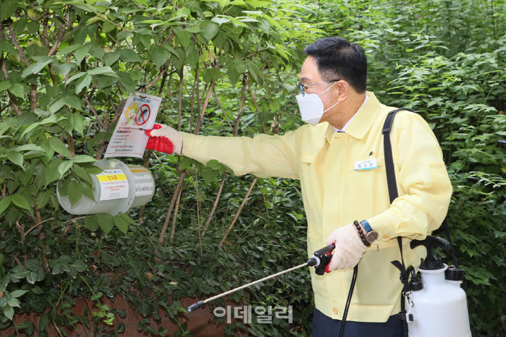 [포토] 첫 공식일정으로 생활민원 현장 찾은 최기찬 금천구청장