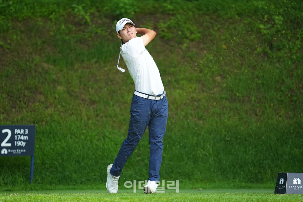 [포토]정의민,홀인원 아니면 붙어라