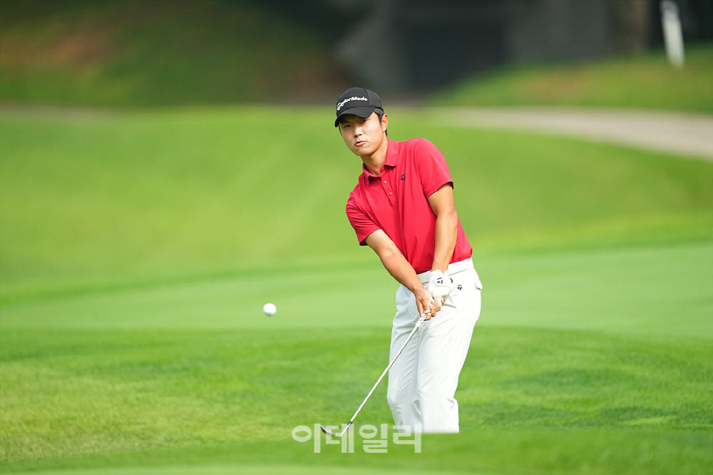 [포토]정의석,첫 홀 칩인을 노린다