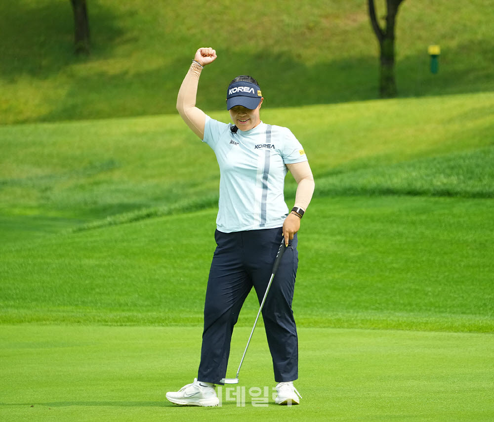 [포토]박서진,버디 성공 주먹 불끈