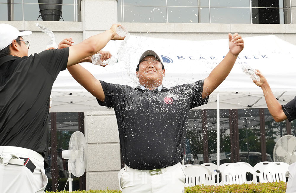 [포토]정조국,우승 축하 물 세례