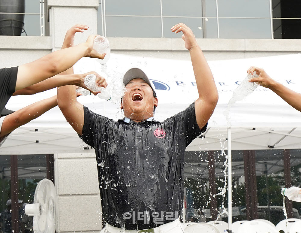 [포토]정조국,축하 물 세례 다 먹어주마