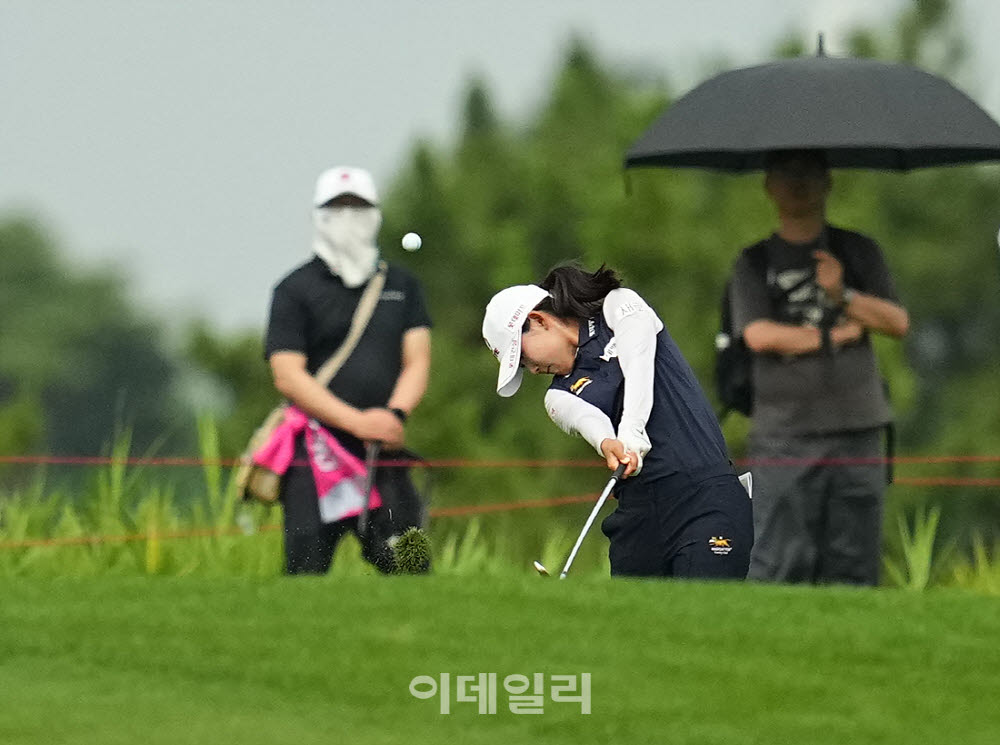 [포토]황유민,강한 아이언샷
