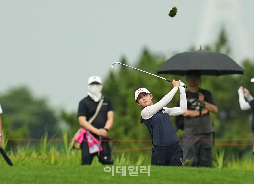 [포토]황유민,그린 중앙을 향하여
