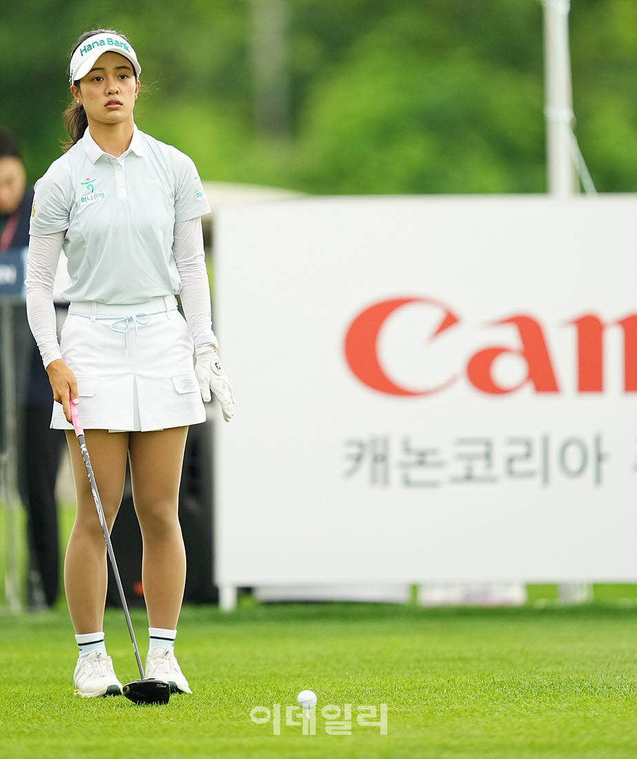 [포토]짜라위 분짠,신중한 첫 홀