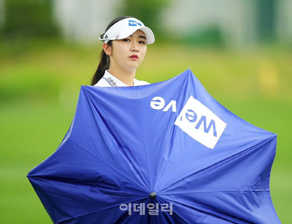[포토]박혜준,우산을 펴고