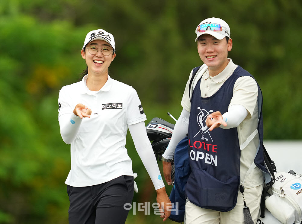 [포토]전우리,콤비 캐디와 브이 출발