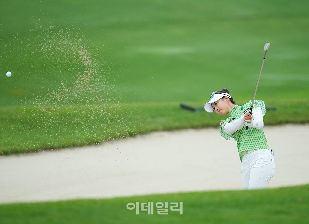 [포토]송지아,그린 향한 벙커샷