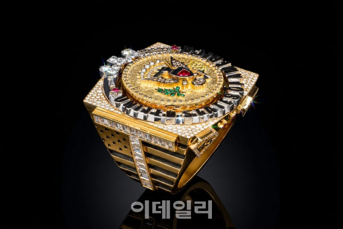 또 고가 선물 받은 트럼프…반지 하나에 다이아 321개