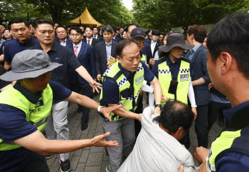 '국조특위 잠실 개표소 현장조사 방해' 60대男, 구속 기로