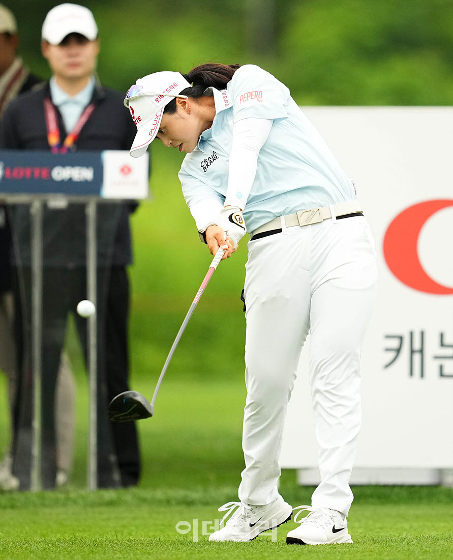 [포토]최혜진,페어웨이 한복판을 가르는 드라이버 샷