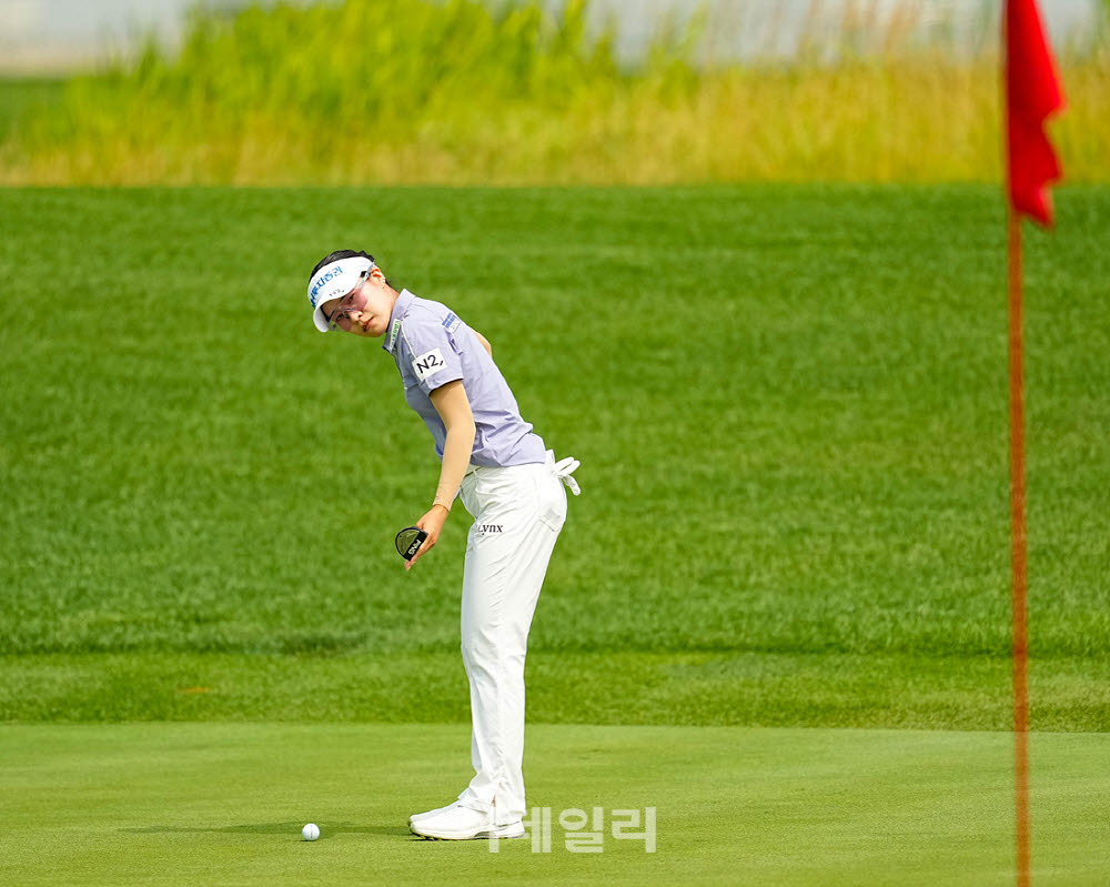 [포토]박민지,먼거리 파 퍼트 노려본다