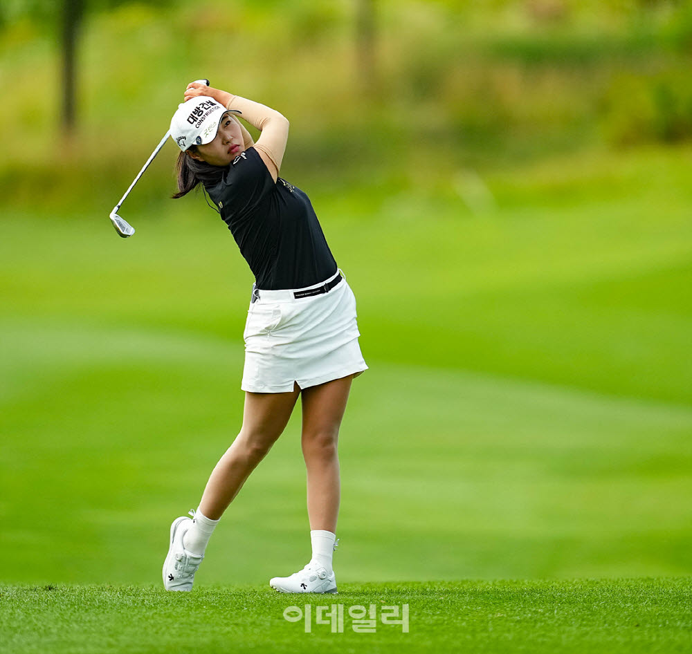 [포토]성유진,첫 홀 버디 향한 아이언 샷