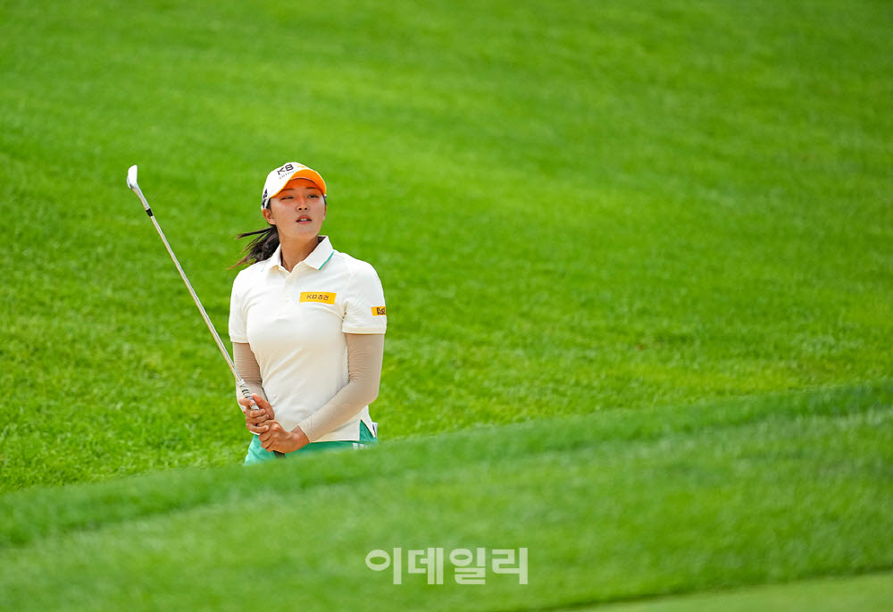 [포토]박예지,첫 벙커샷을 준비한다