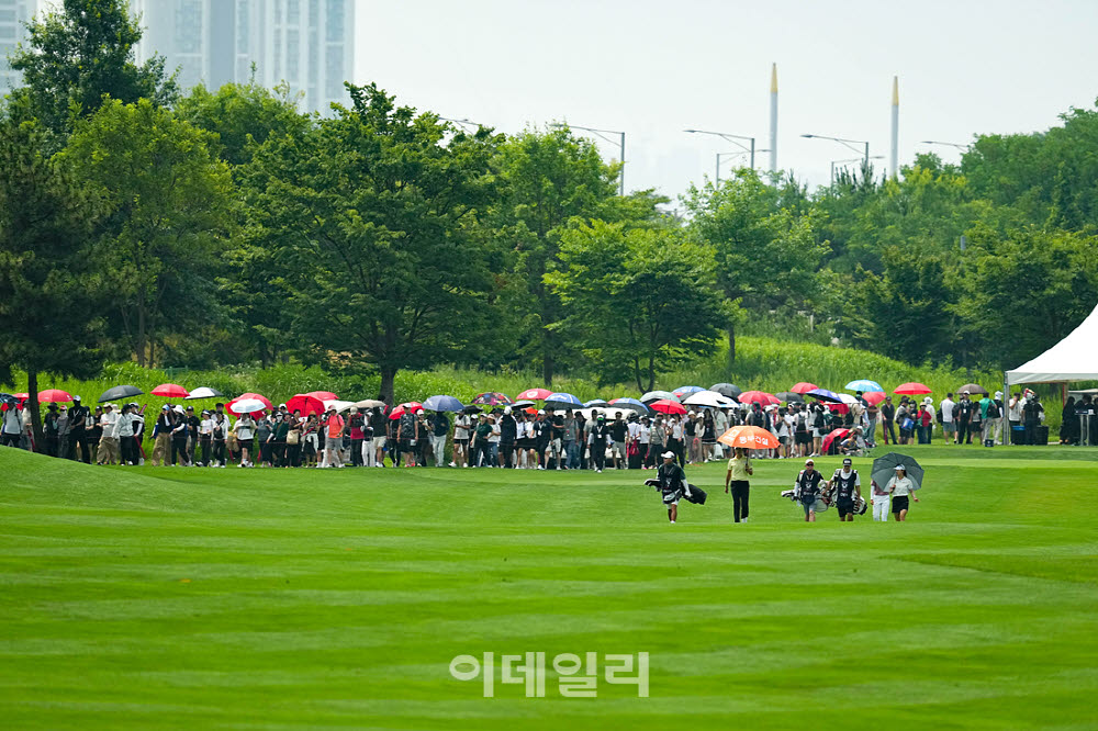 [포토]구름 갤러리와 함께 이동하는 챔피언조