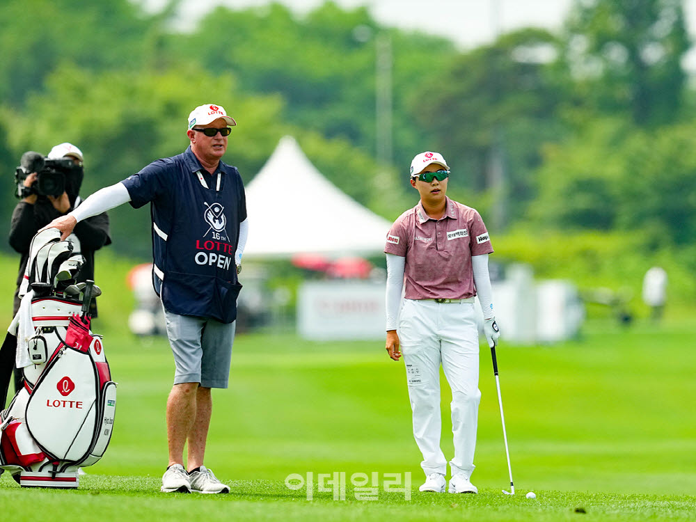 [포토]김효주,클럽 선택 상의한다