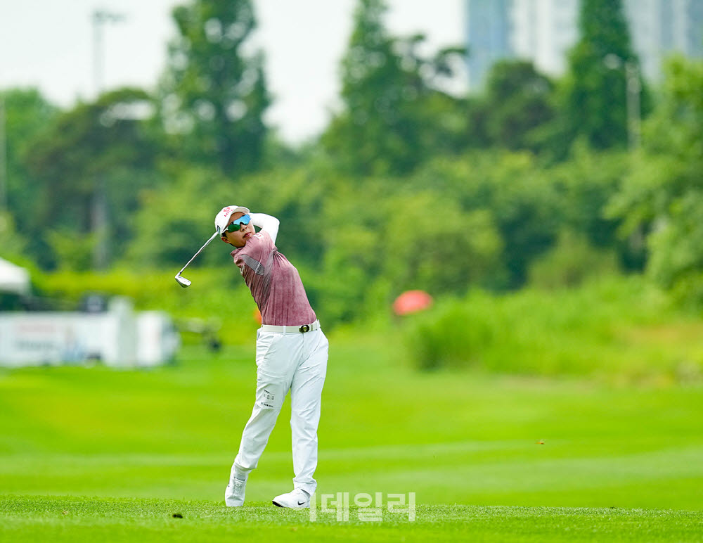 [포토]김효주,첫 홀 버디위해 날린 아이언샷