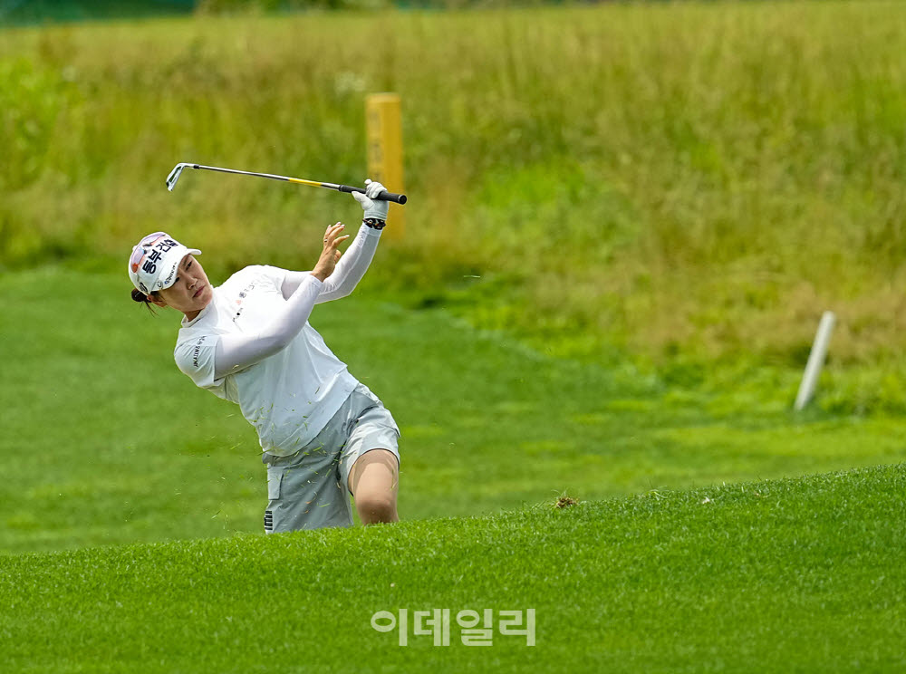 [포토]지한솔,그린에 올라가라