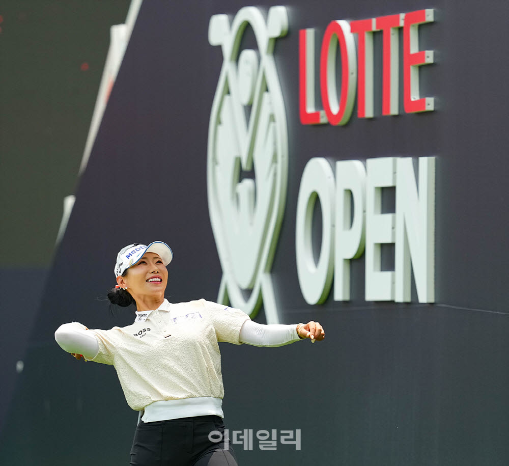 [포토]이채은,버디 성공 선물 던져요