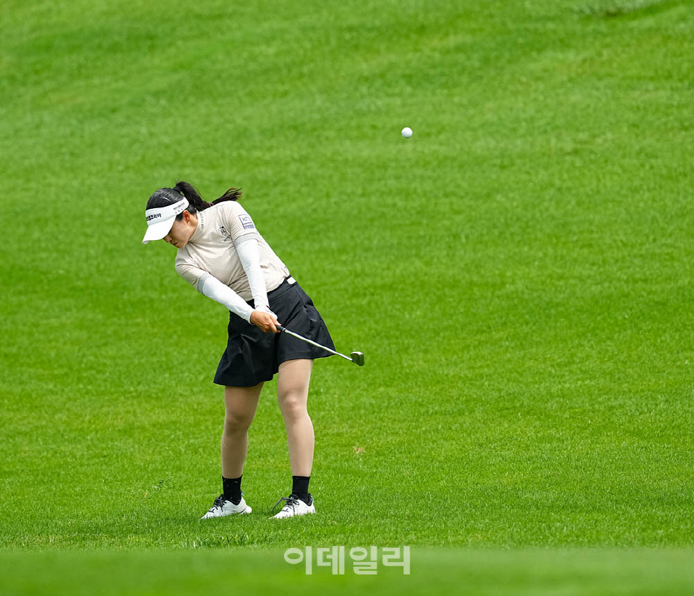 [포토]윤혜림,러프에서 강하게 띄운다