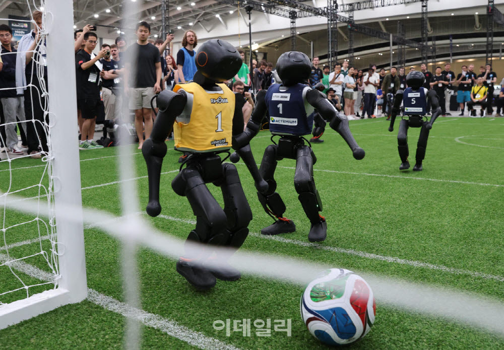 [포토]로보컵 2026 인천, '골 인가요?'