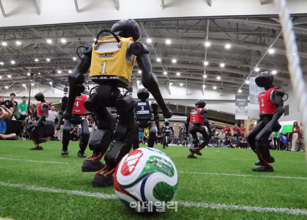 [포토]로보컵 2026 인천, '기술적인 슈팅'