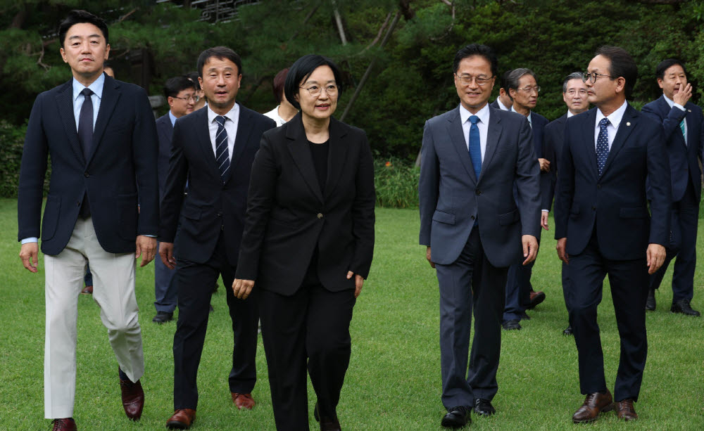 [포토]자리로 이동하는 한성숙 총리-한병도 직무대행-강훈식 비서실장
