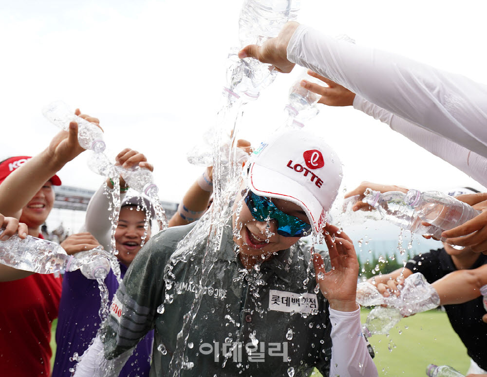 [포토]김효주,폭포수 우승 축하 물세례