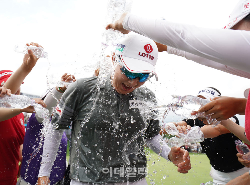 [포토]김효주,쏟아지는 축하 물줄기